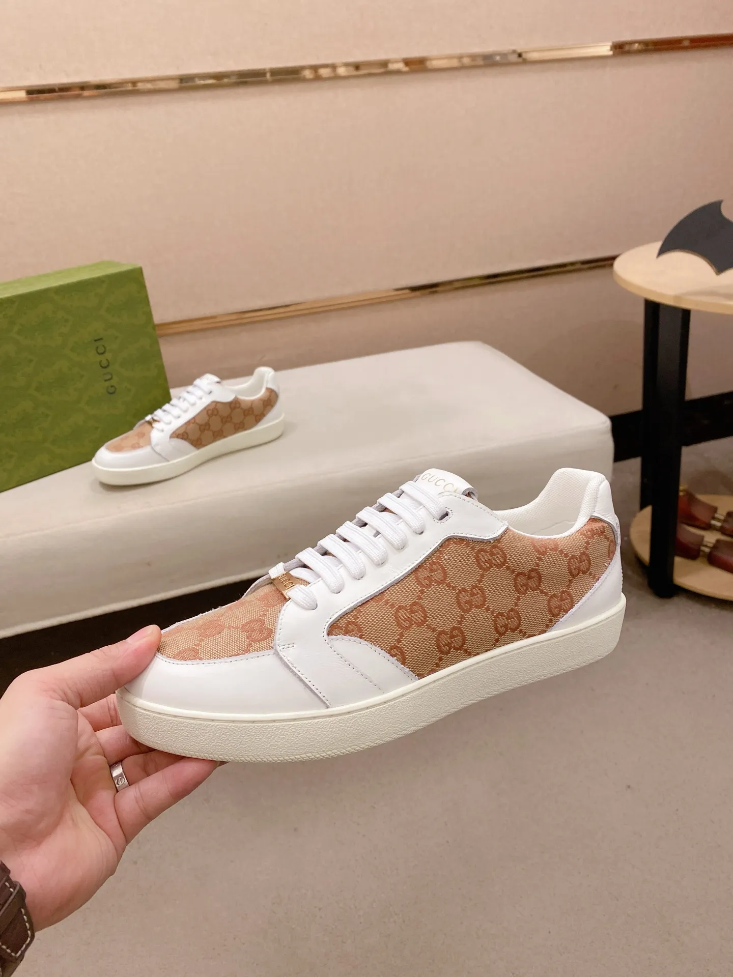 Men's shoes💰 440💰The new GUCCI (Gucci) counters are launched simultaneously. The new men's shoes, 😘fabrics are selected from imported cowhide, and the lining is sheepskin lining. 👍🏿 High-end ☄️ air-cushion molded anti-slip rubber outsole, exquisite lines, simple and elegant, comfortable and high-end for leisure travel. Code number: 38 to 44 (45 can be customized and cannot be returned or exchanged)